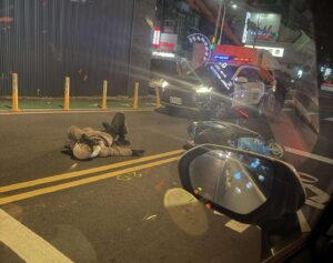 【有片】中壢深夜上演警匪追逐！偷車賊拒檢逃逸 無辜騎士慘遭擊落