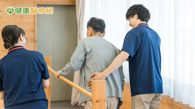 77歲阿嬤搬花盆 胸椎爆裂性骨折險癱瘓!醫急動刀救回行走能力