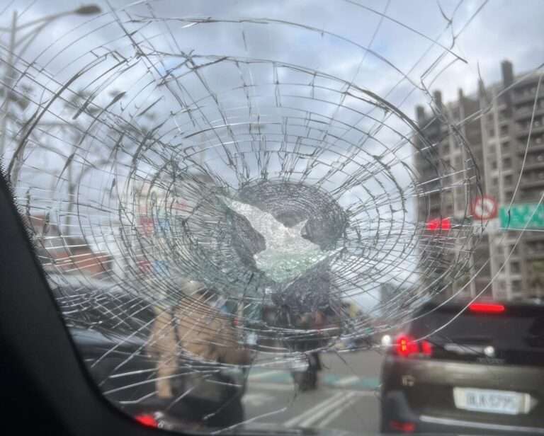 看車變砸車！平鎮中古車行遭「球棒隊」砸店 業者喊冤：不認識對方