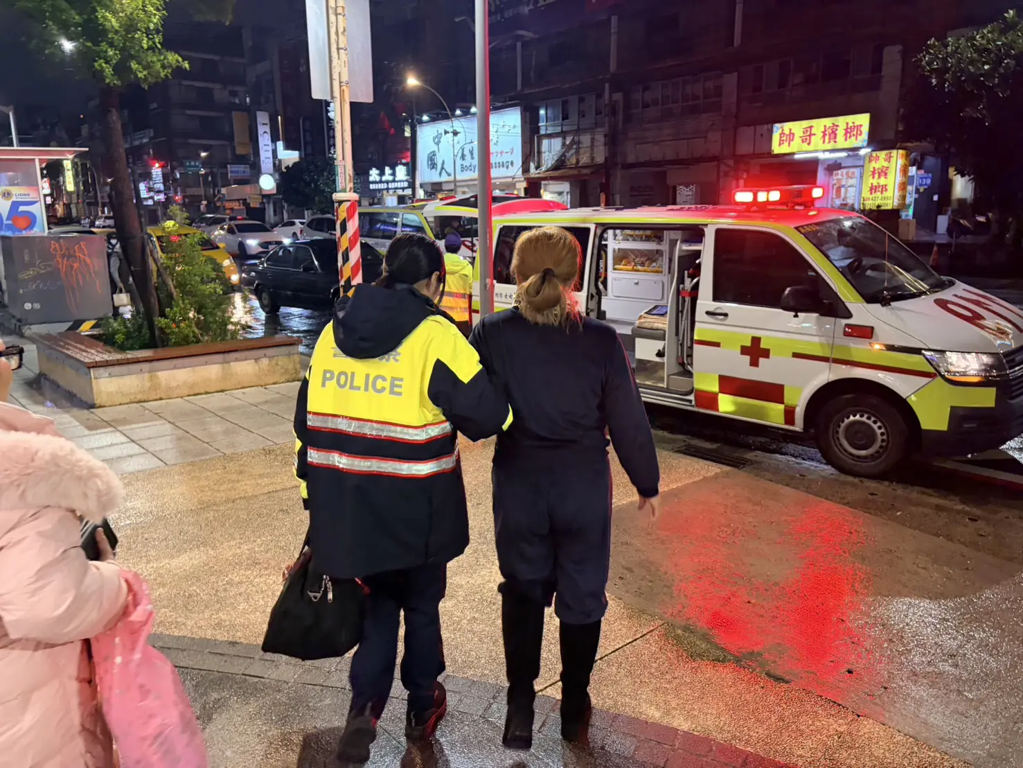 壢警實習生立大功!婦人機捷A22站內突癱軟 她主動伸援揪感心 壢警實習生立大功!婦人機捷A22站內突癱軟 她主動伸援揪感心