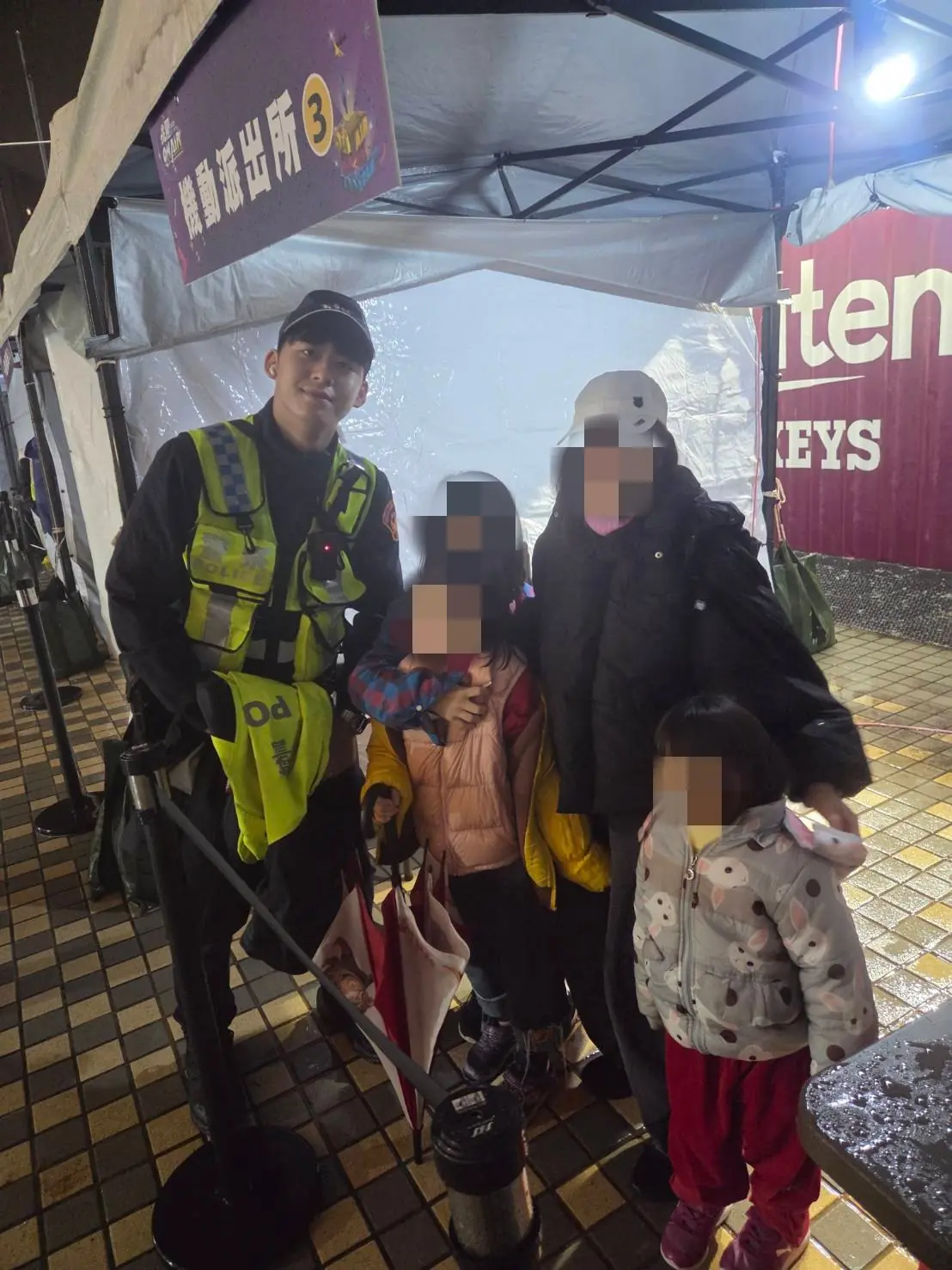 桃園小二女童參加跨年與家人走散 壢警霸氣脫下外套為她擋雨 66dasq 2