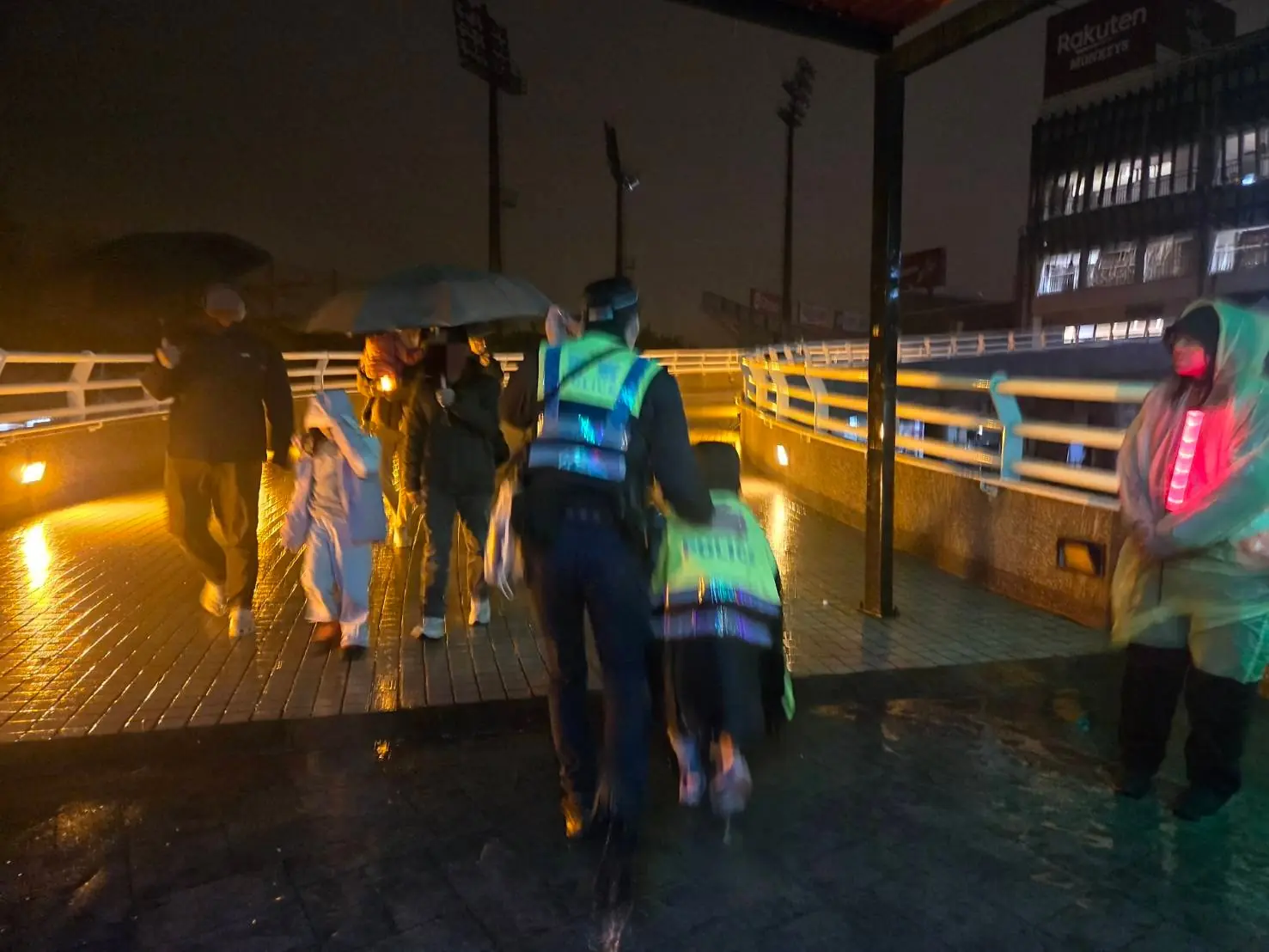 桃園小二女童參加跨年與家人走散 壢警霸氣脫下外套為她擋雨 66dasq 3