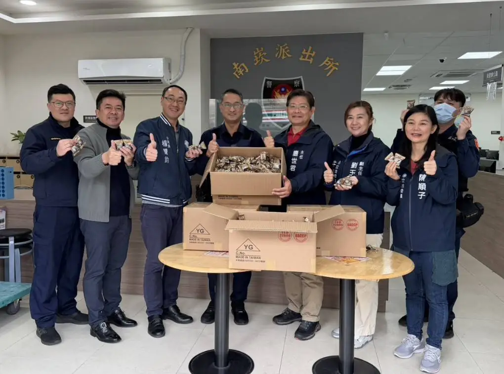 蘆竹警寒流中巡邏守護鄰里 牛煦庭團隊親送黑糖薑茶打氣 750213