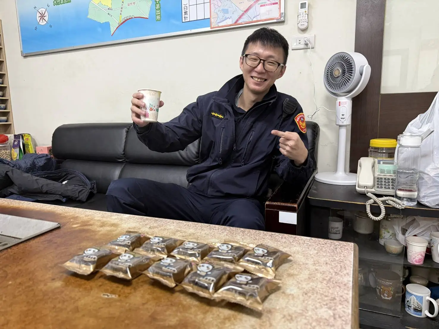蘆竹警寒流中巡邏守護鄰里 牛煦庭團隊親送黑糖薑茶打氣 750727 0