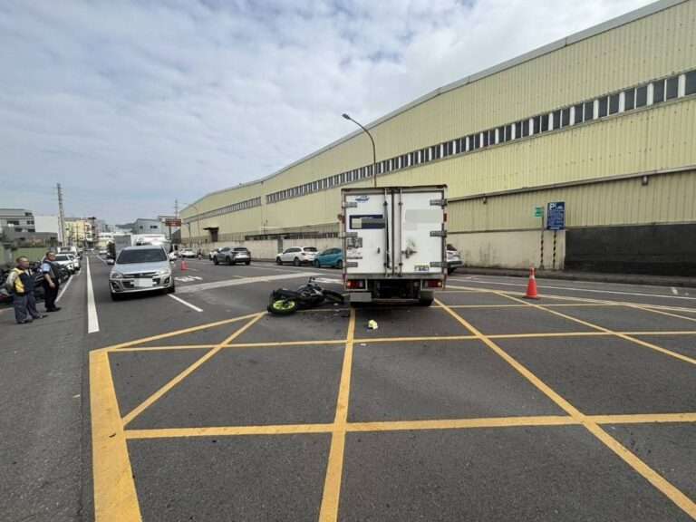 蘆竹路口驚魂！直行機車與小貨車碰撞 菲籍騎士多處擦挫傷 