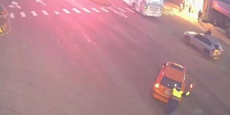 20年老車路口「斷氣」癱瘓下班車流！蘆竹警神力推車化解驚魂