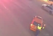 20年老車路口「斷氣」癱瘓下班車流!蘆竹警神力推車化解驚魂 20年老車路口「斷氣」癱瘓下班車流!蘆竹警神力推車化解驚魂