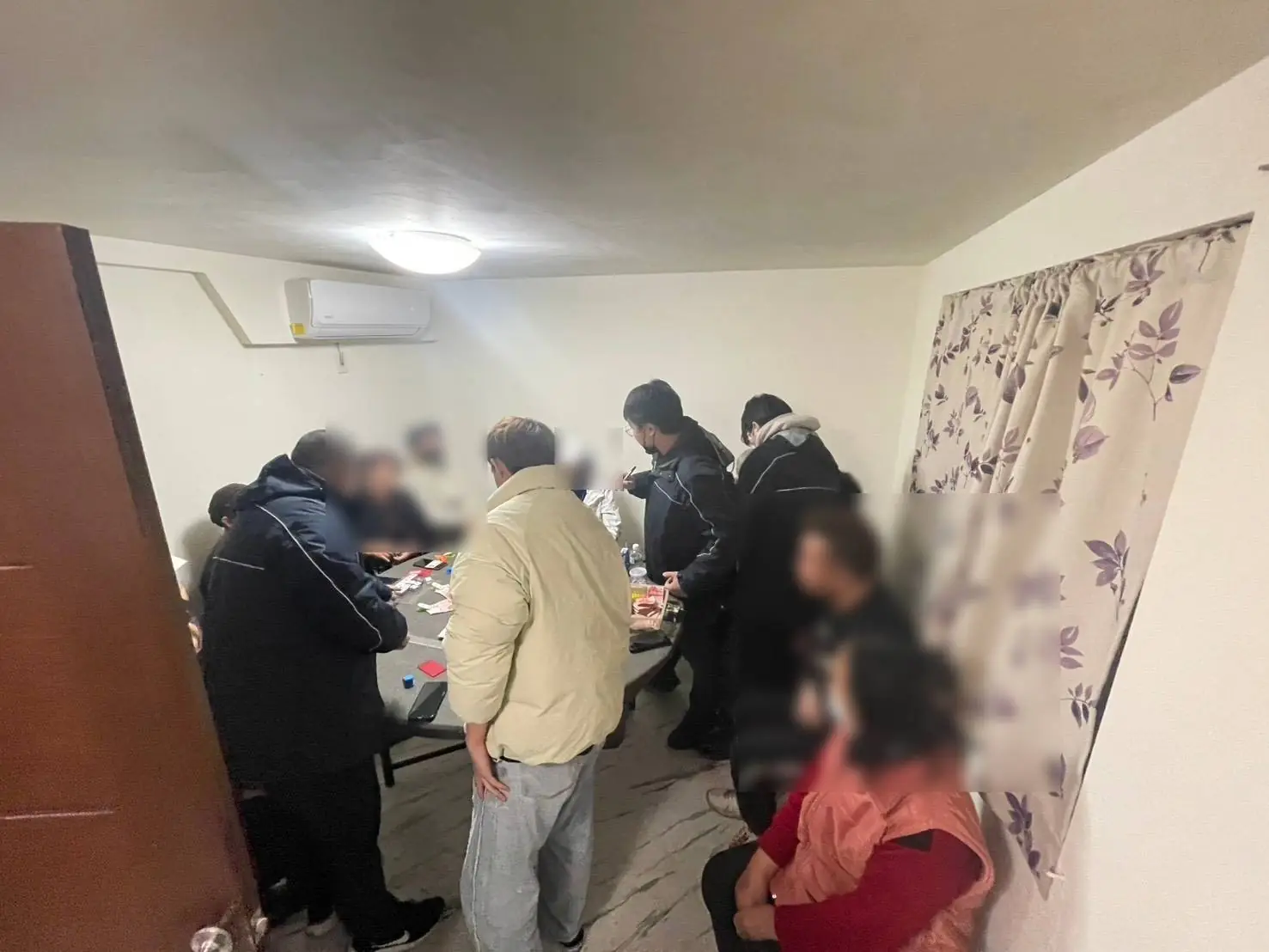 平鎮大樓藏推筒子賭場!進場還需搭接駁車 警埋伏攻堅逮13人 平鎮大樓藏推筒子賭場!進場還需搭接駁車 警埋伏攻堅逮13人
