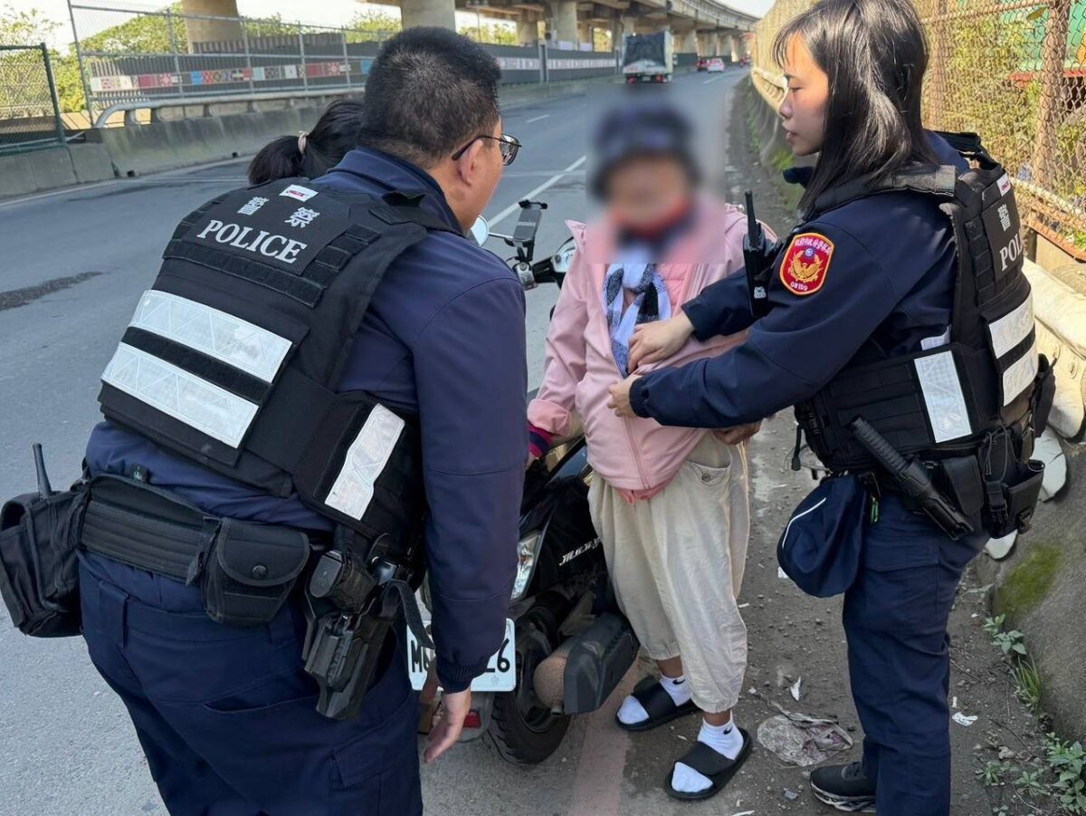 平鎮嬤買菜誤闖快速道路急哭 警暖心安撫送返家 812396 0