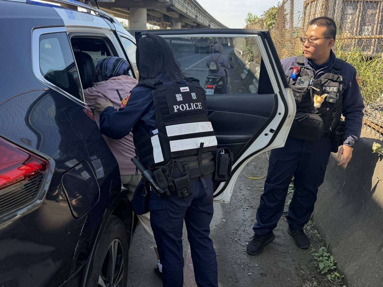 平鎮嬤買菜誤闖快速道路急哭 警暖心安撫送返家