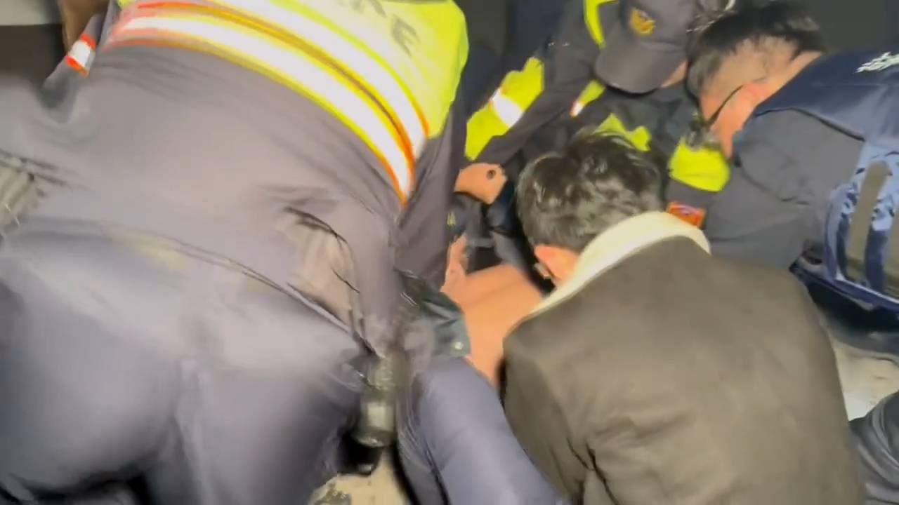 「雙刀猛男」攔車隨機砍 舞者變保全背景曝1/金山傳隨機攻擊!黑衣猛男持雙刀攔車砍 警開槍圍捕