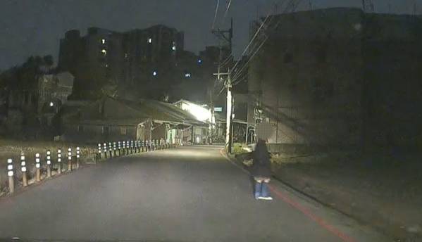 失智女深夜騎車跨區遊蕩8公里 八德警伸援助8旬老母團圓 926906 0
