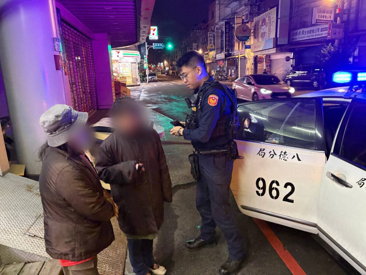 失智女深夜騎車跨區遊蕩8公里 八德警伸援助8旬老母團圓 926907 0