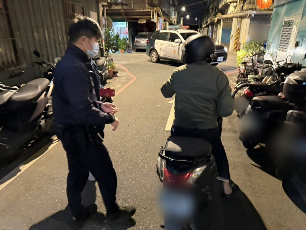 失智翁騎車迷途40公里 八德警跨縣市深夜助返家 931958 0