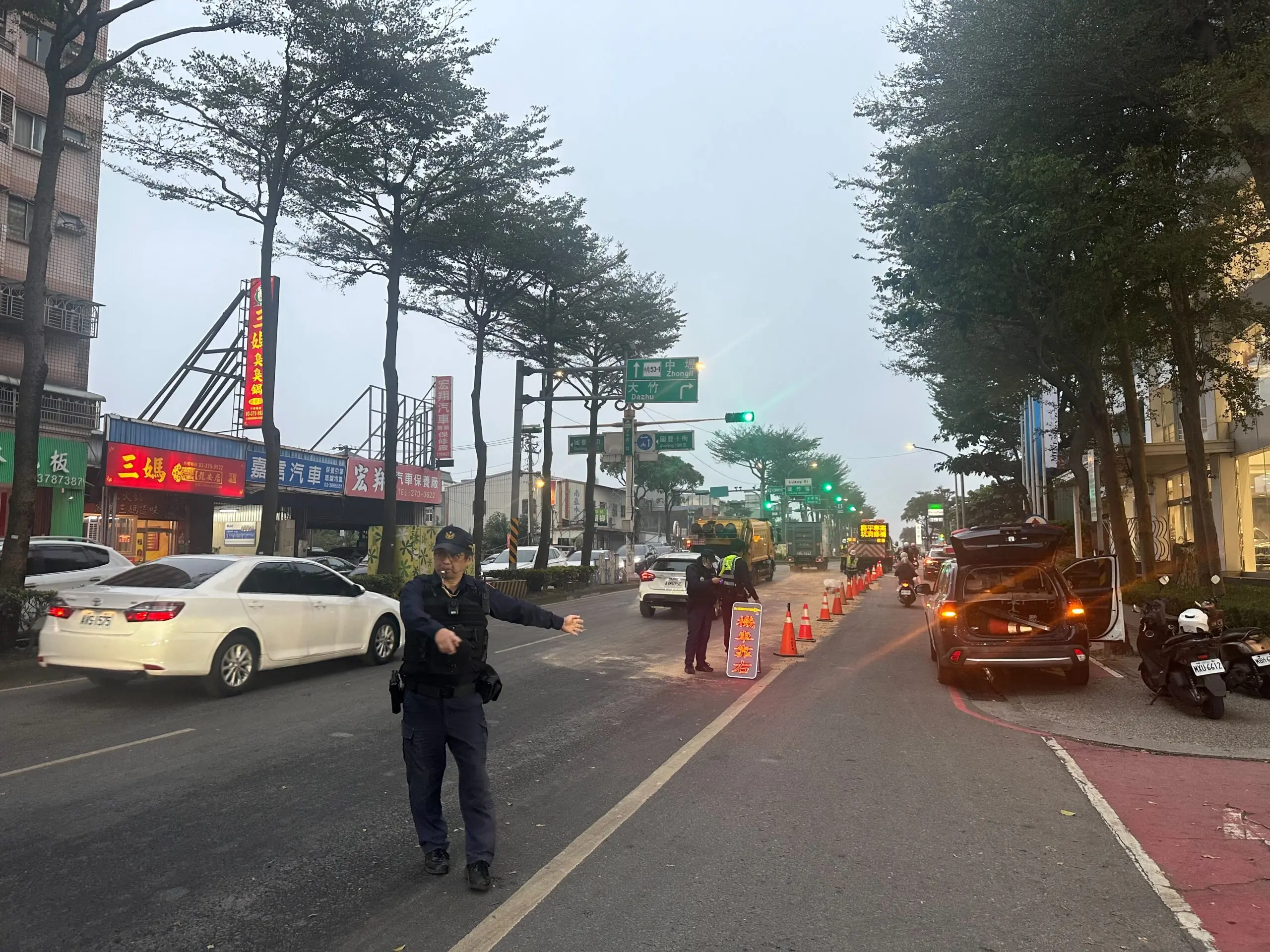 桃園大興西路液鹼外洩釀意外 多名機車騎士接連摔車 桃園大興西路液鹼外洩釀意外 多名機車騎士接連摔車