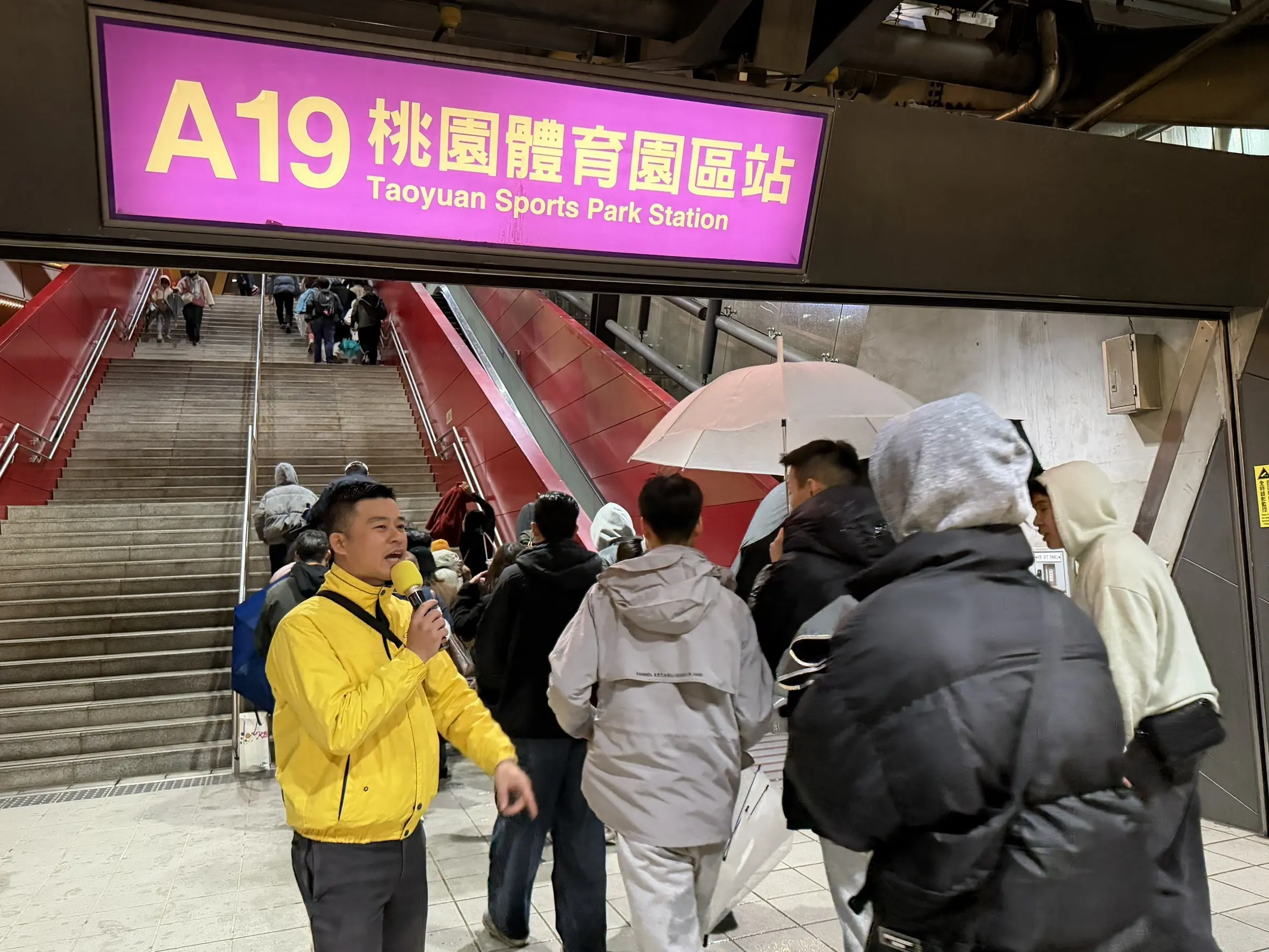 桃園跨年機捷15分鐘完成疏散 桃捷員工組「桃氣午夜天」陪旅客迎接2026 桃園跨年機捷15分鐘完成疏散 桃捷員工組「桃氣午夜天」陪旅客迎接2026
