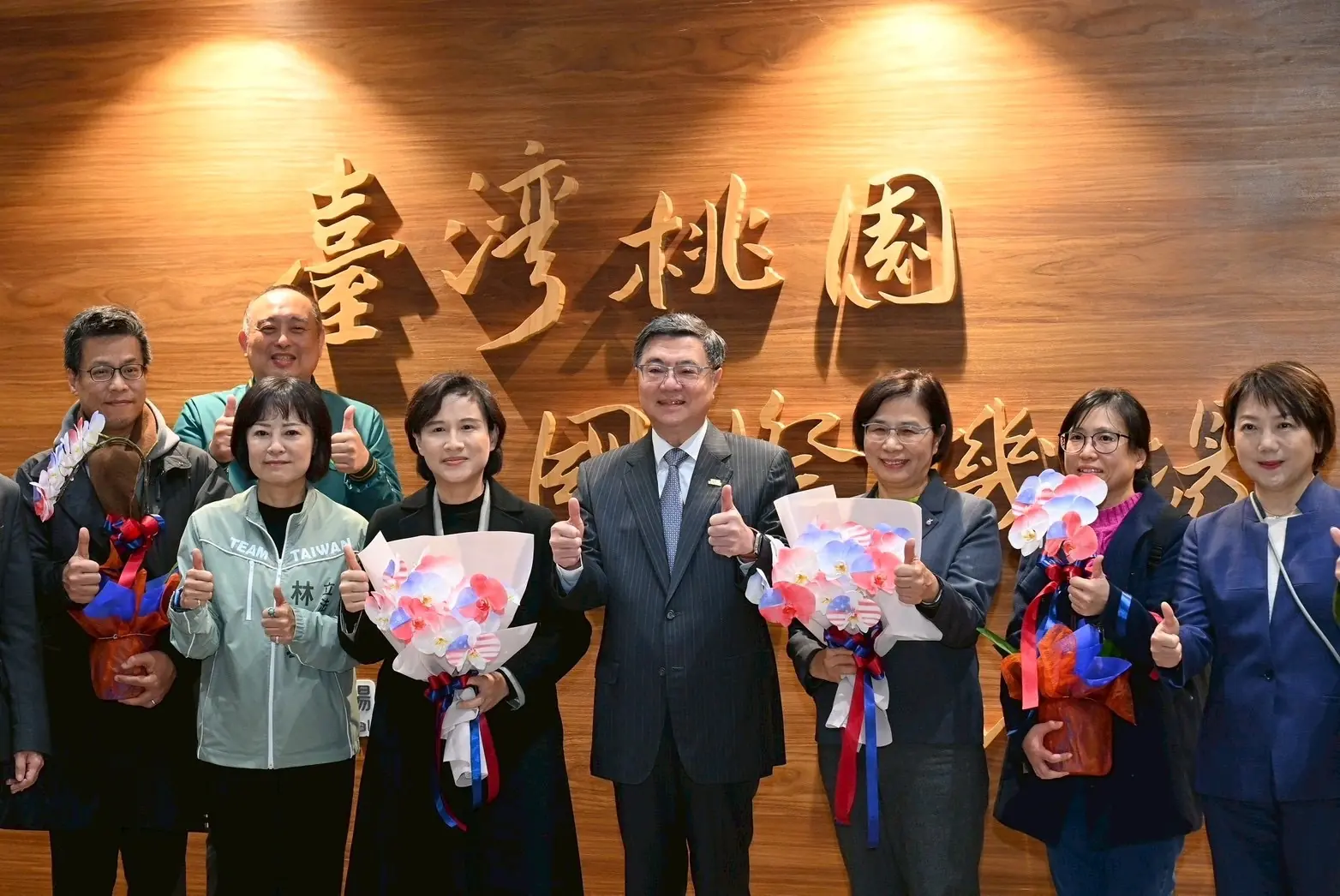 台美關稅確定15%!卓榮泰親赴桃機迎接肯定團隊辛勞付出 台美關稅確定15%!卓榮泰親赴桃機迎接肯定團隊辛勞付出