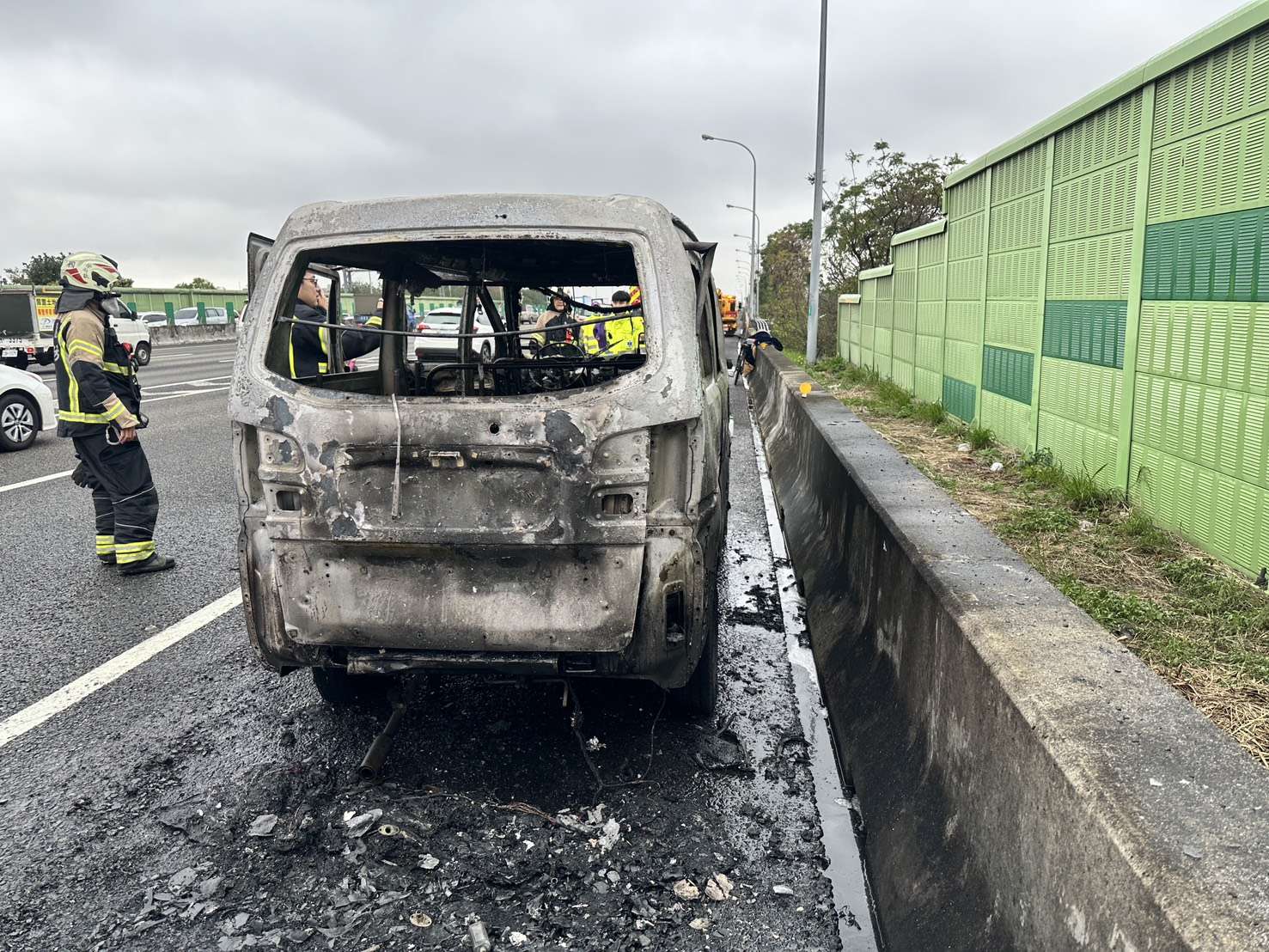 國1五楊高架中壢轉接道火燒車!自小客貨車停路肩瞬間成火球 S 198631431 0