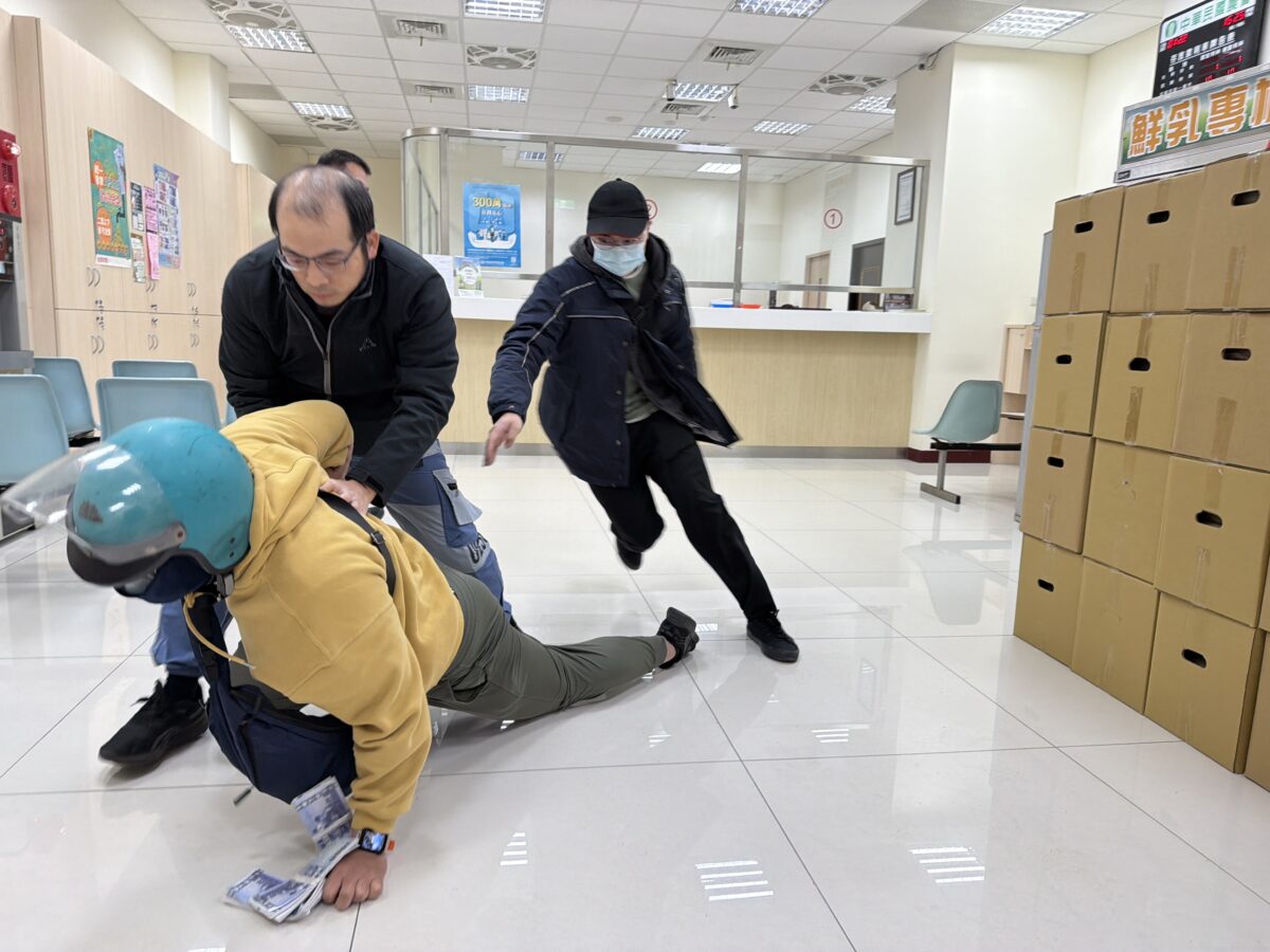 有人搶劫!中壢分局防搶演練逼真 攜手農會強化預防犯罪知能 有人搶劫!中壢分局防搶演練逼真 攜手農會強化預防犯罪知能