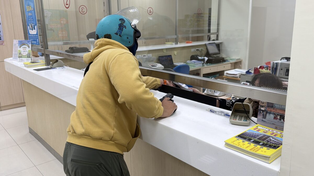 有人搶劫!中壢分局防搶演練逼真 攜手農會強化預防犯罪知能 S 20578423 0 0