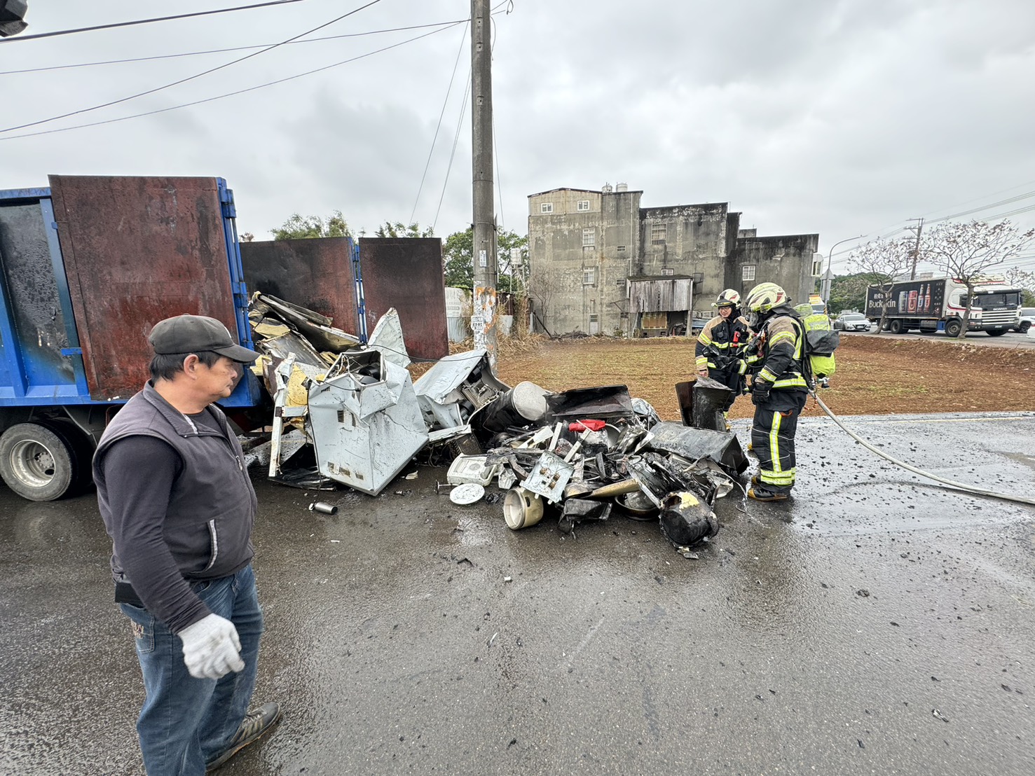 中壢火燒貨車!車斗內「廢棄物」突燃燒 濃黑煙竄天 S 20742206 0