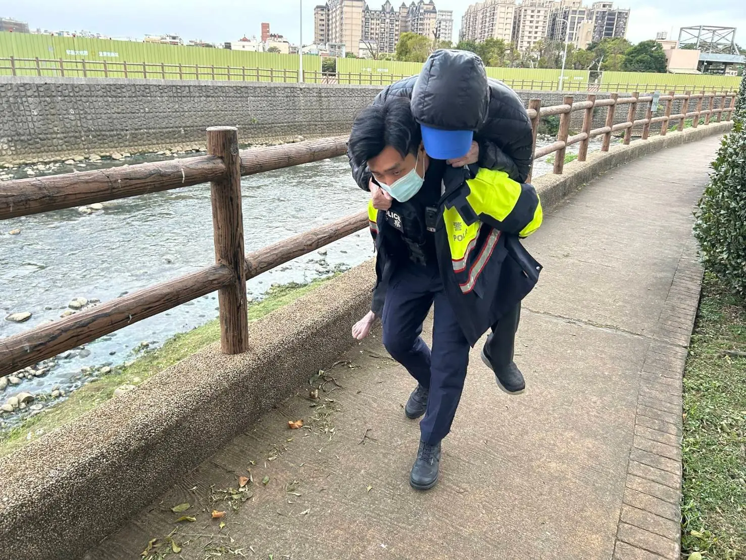 9旬翁帶病運動迷途河堤 中壢警「一肩背回」助平安返家 9旬翁帶病運動迷途河堤 中壢警「一肩背回」助平安返家
