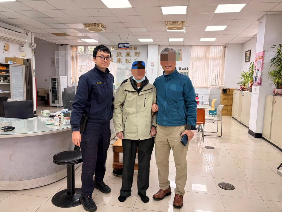 9旬翁帶病運動迷途河堤 中壢警「一肩背回」助平安返家 S 20791336 0