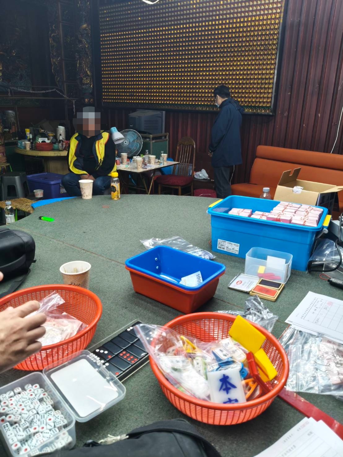 大溪警深夜閃電攻堅賭場 44人狼狽落網 S 304537671