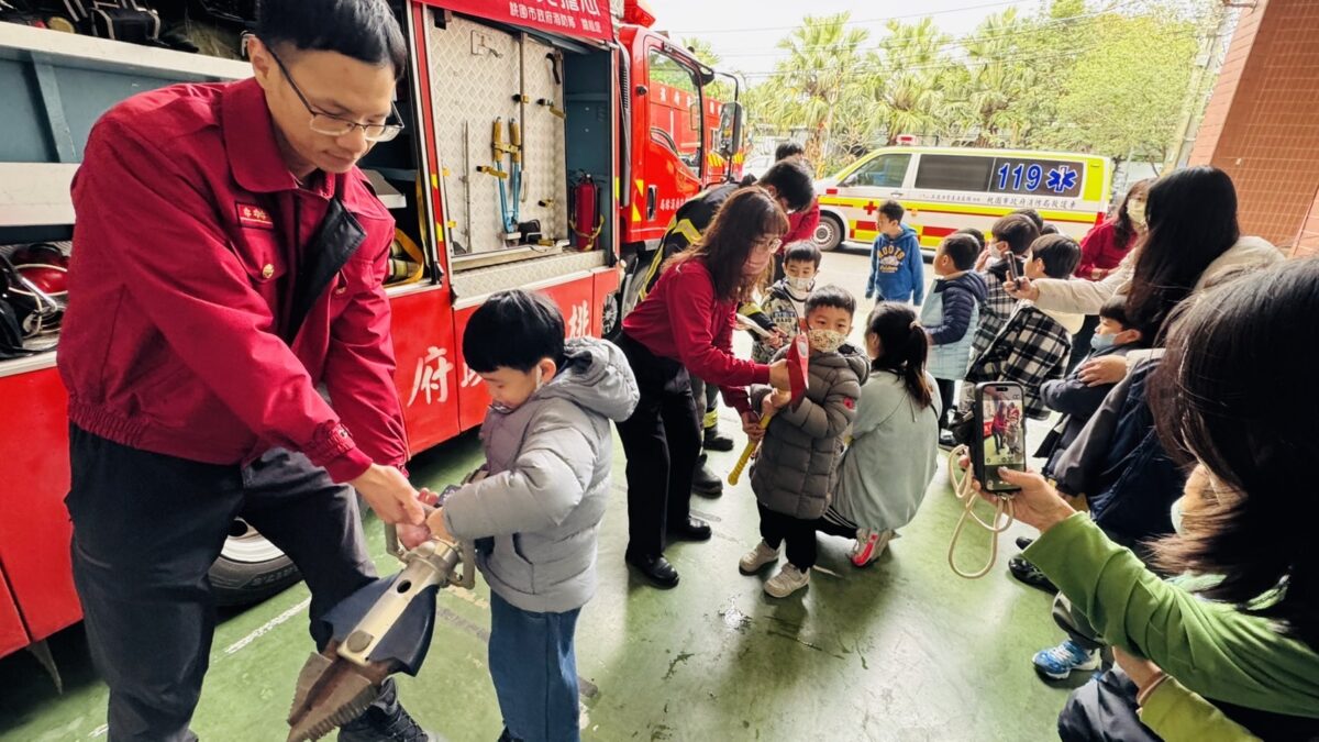 八德消防分隊防災教育寓教於樂 學童登雲梯車克服高度恐懼 S 36667405 0