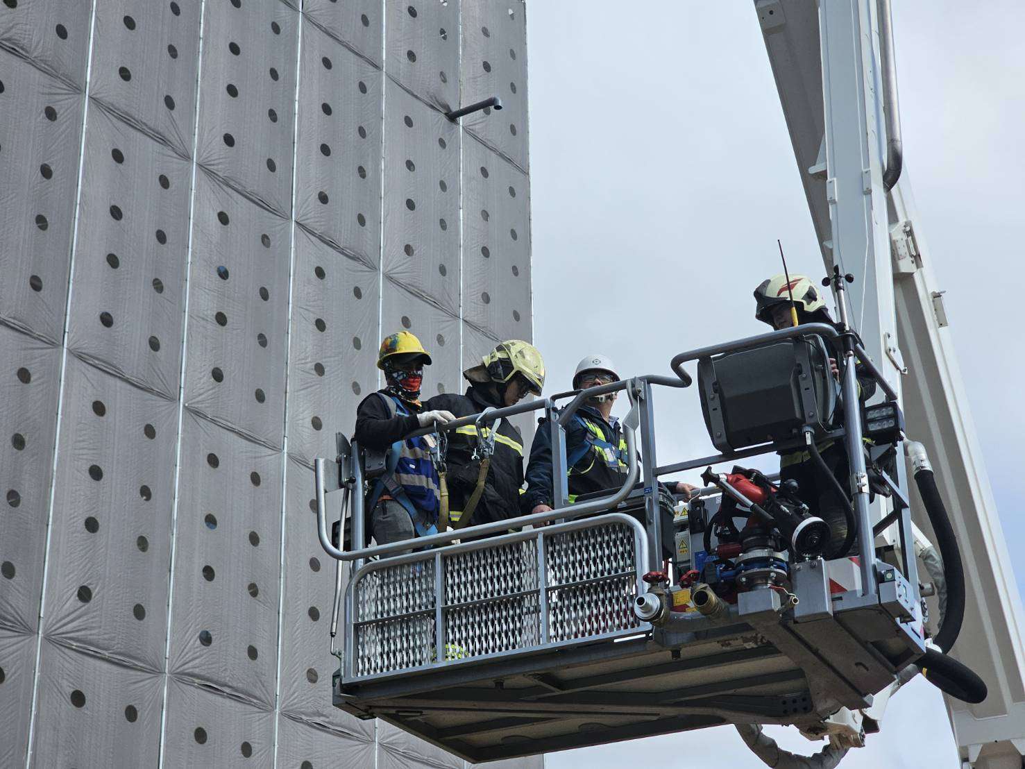 龜山運動中心工地模擬火災受困 坪頂分隊雲梯車結合無人機科技救援