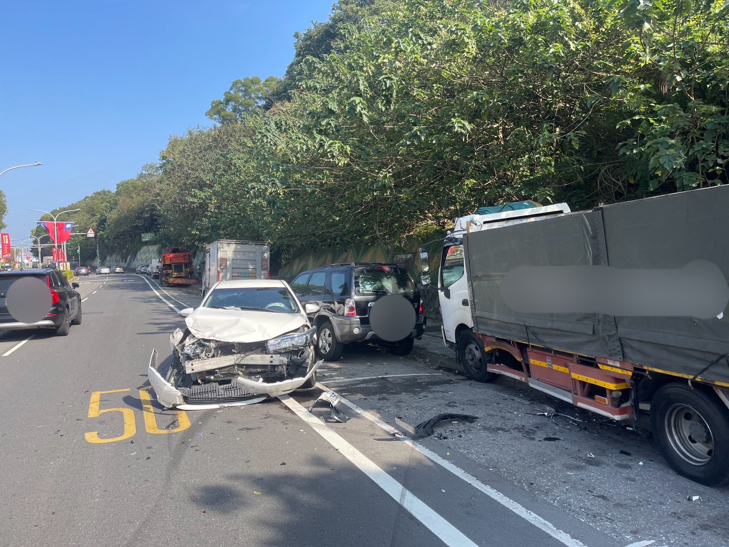【有片】龜山小客車過彎失控 貨車、休旅車停路邊慘遭撞 S 407535779