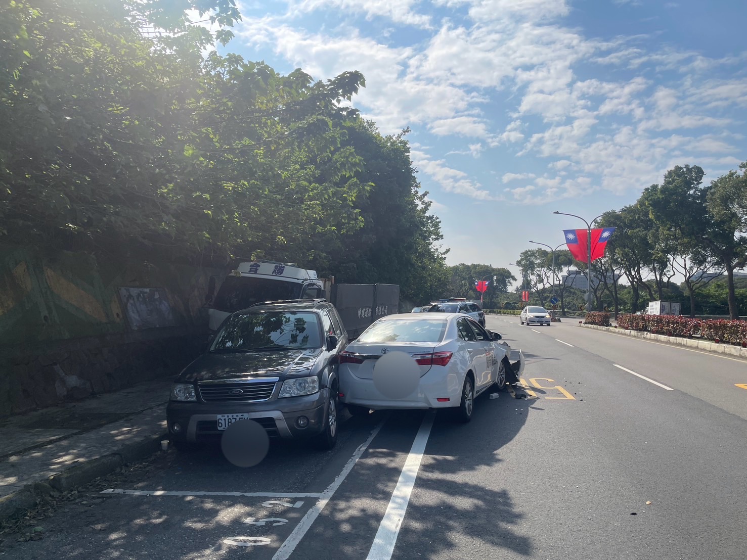 【有片】龜山小客車過彎失控 貨車、休旅車停路邊慘遭撞 S 407535780