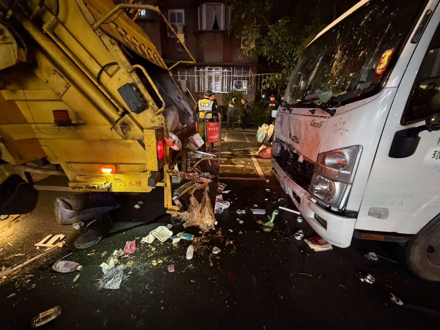 【有片】龜山民眾倒垃圾遭回收車夾擊 駕駛突不適追撞前車釀1死6傷
