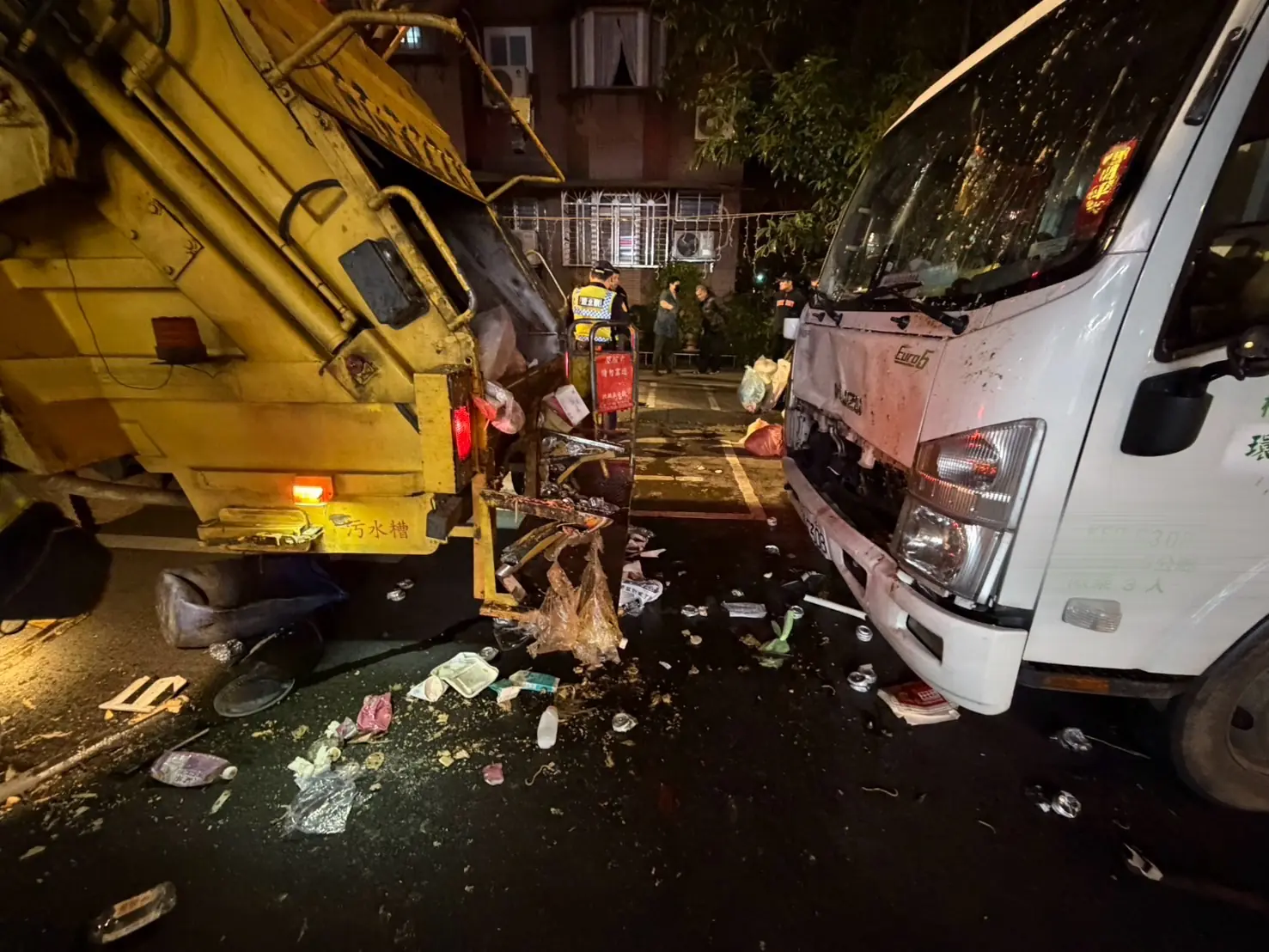 【有片】龜山民眾倒垃圾遭回收車夾擊 駕駛突不適追撞前車釀1死6傷 【有片】龜山民眾倒垃圾遭回收車夾擊 駕駛突不適追撞前車釀1死6傷