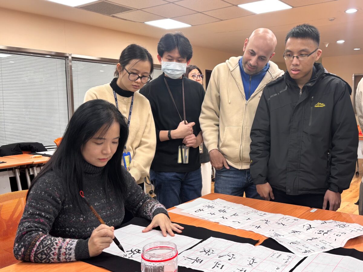 長庚科大揮毫活動促進跨文化交流 外籍生挑戰寫春聯迎新年 S 60252166 0