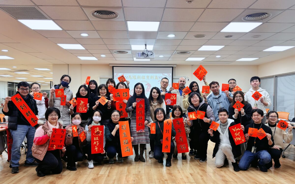 長庚科大揮毫活動促進跨文化交流 外籍生挑戰寫春聯迎新年 S 60252168 0