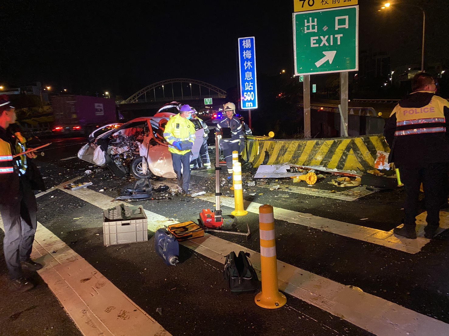 車頭全爛!五楊高架楊梅路段死亡車禍 他自撞分隔島喪命 S 646201370 0