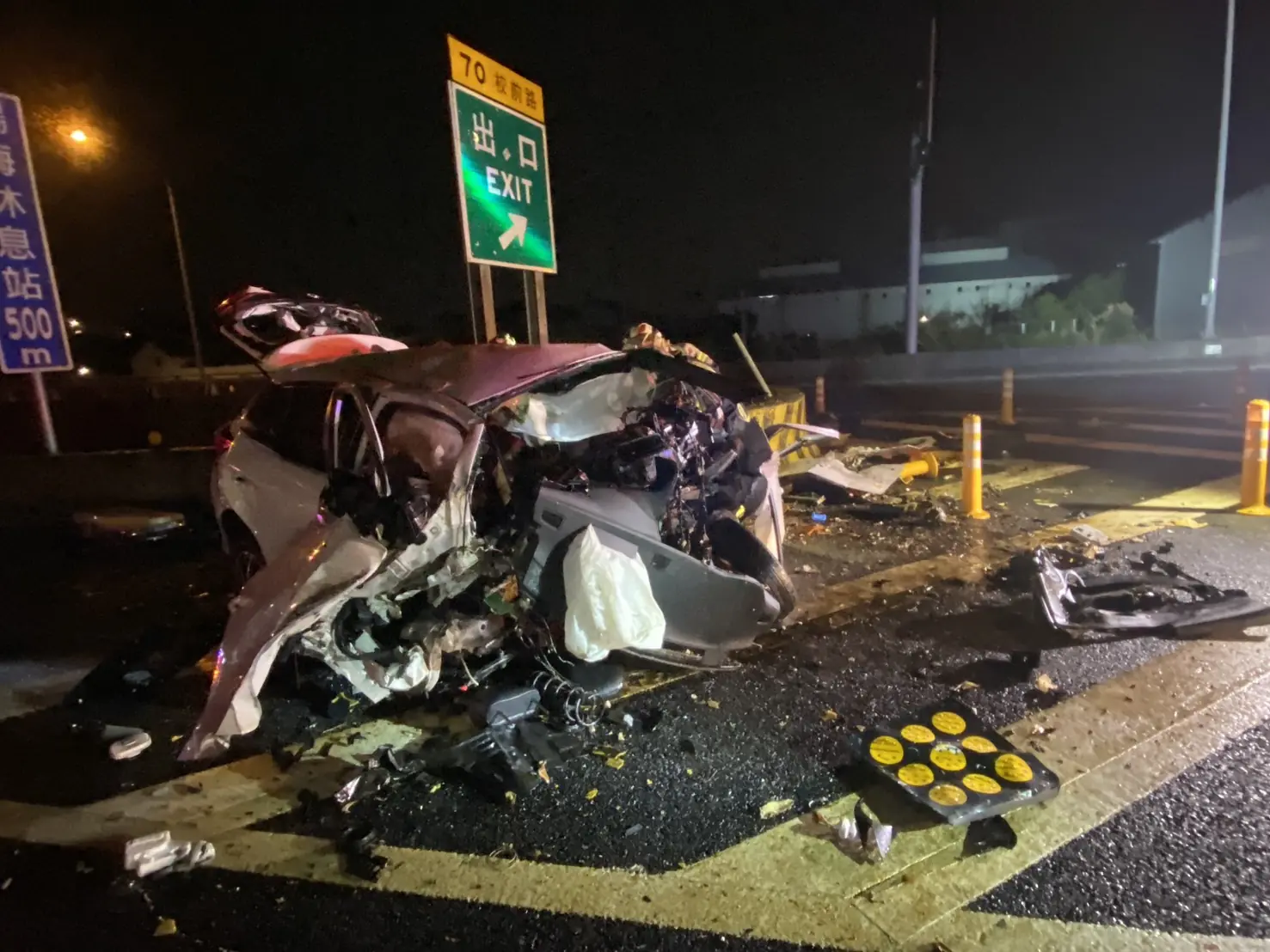 車頭全爛!五楊高架楊梅路段死亡車禍 他自撞分隔島喪命 車頭全爛!五楊高架楊梅路段死亡車禍 他自撞分隔島喪命
