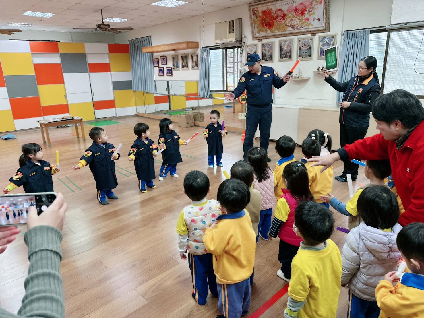 桃園交警進校宣導寓教於樂 學童穿制服指揮交通扎根道安觀念 S 74203336 0