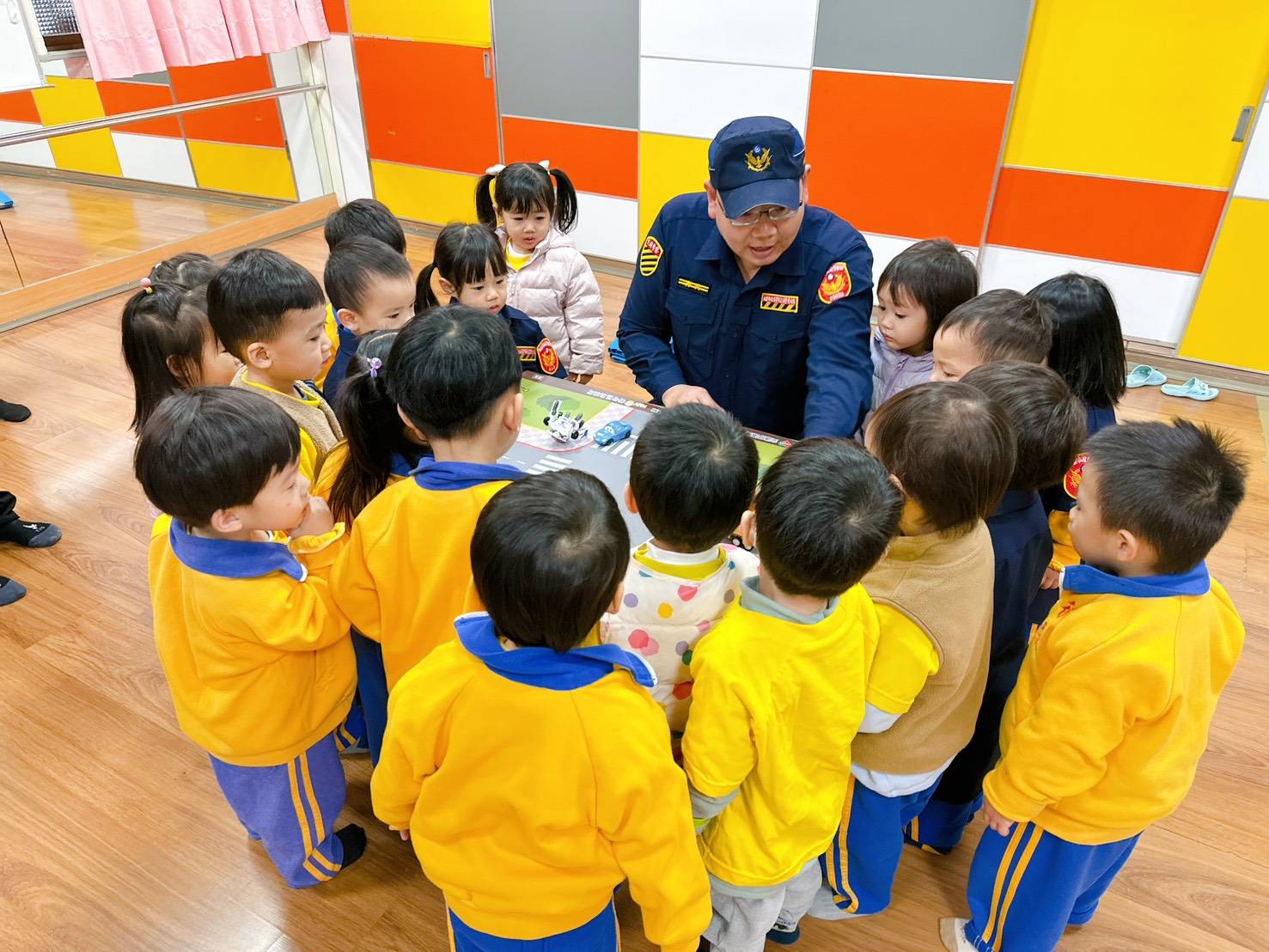 桃園交警進校宣導寓教於樂 學童穿制服指揮交通扎根道安觀念 S 74203337 0