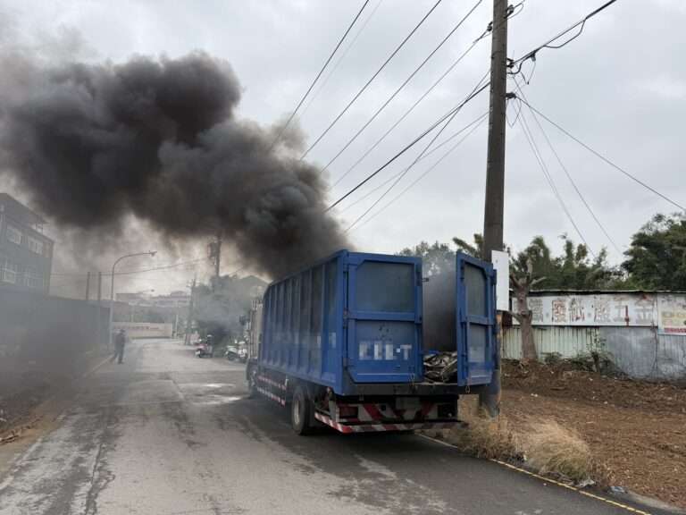 中壢火燒貨車!車斗內「廢棄物」突燃燒 濃黑煙竄天