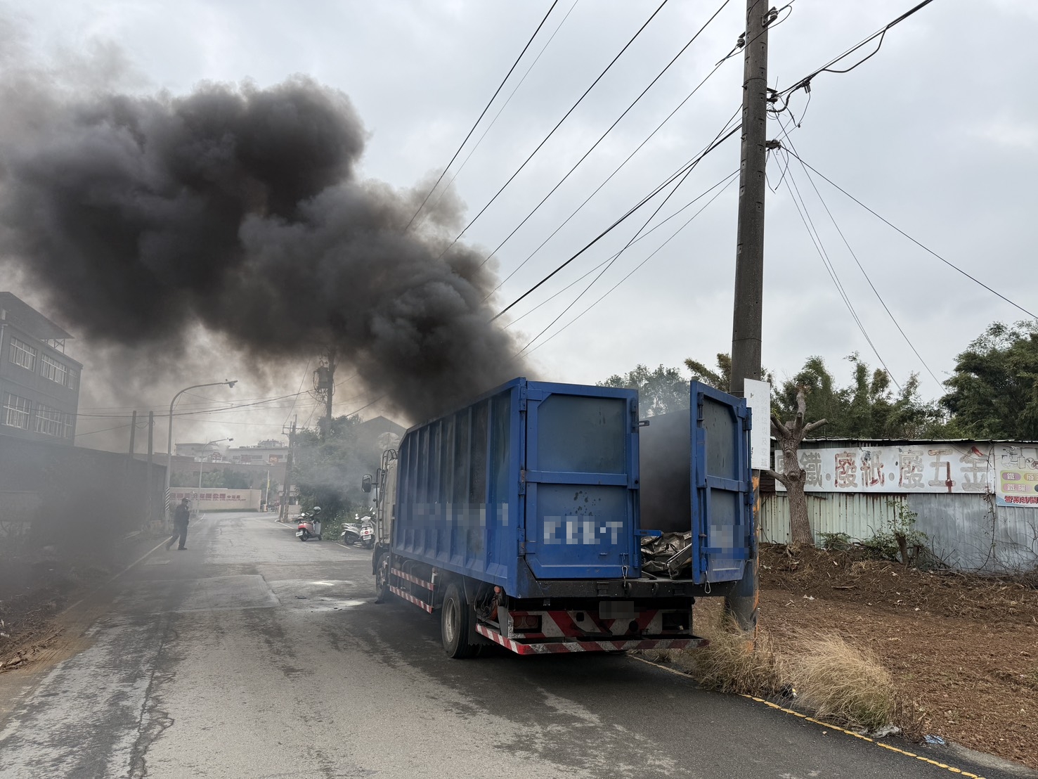 中壢火燒貨車!車斗內「廢棄物」突燃燒 濃黑煙竄天 S 74285066