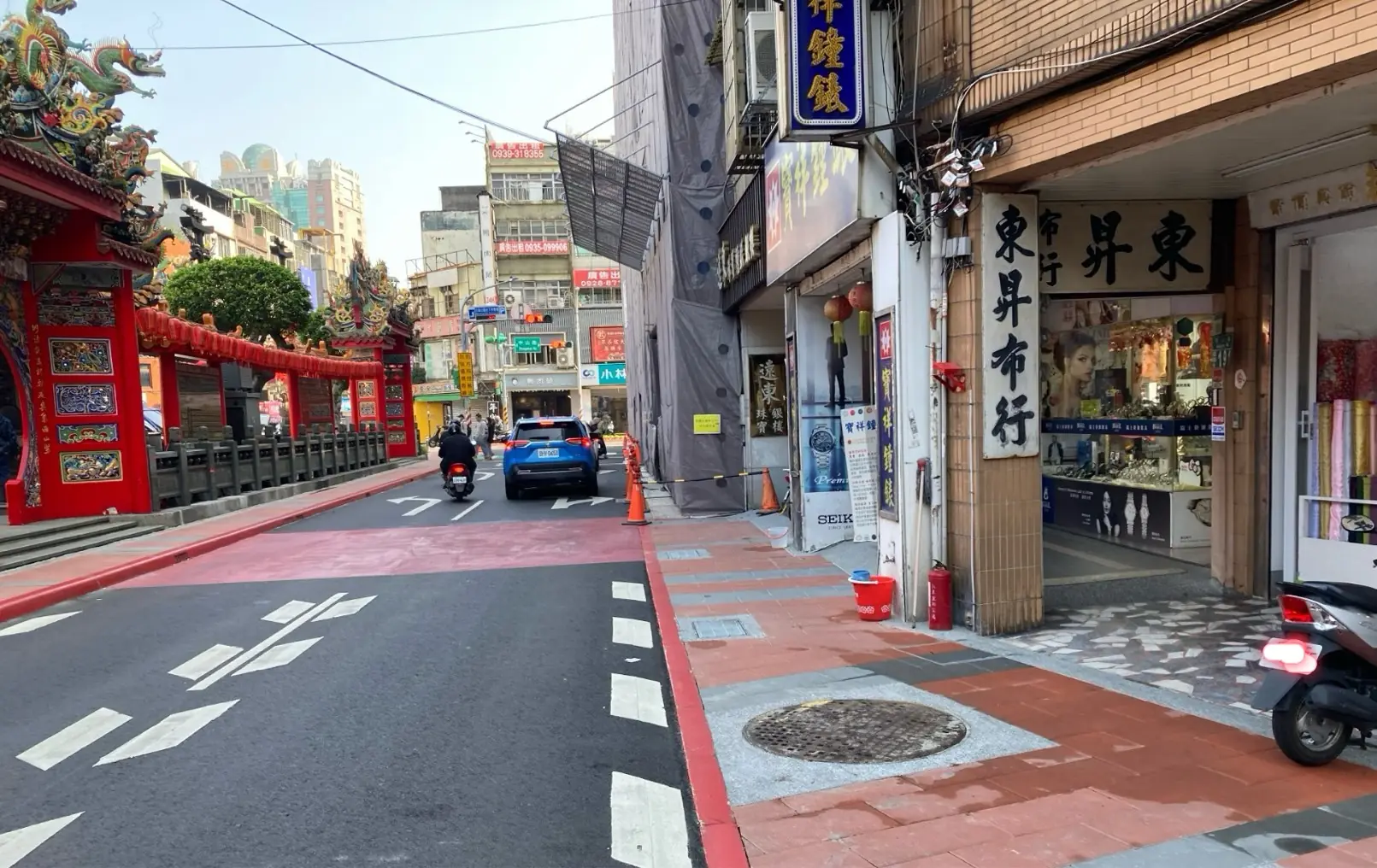 桃園景福宮外「紅地毯」誤導行人惹議 都發局要改善了 桃園景福宮外「紅地毯」誤導行人惹議 都發局要改善了