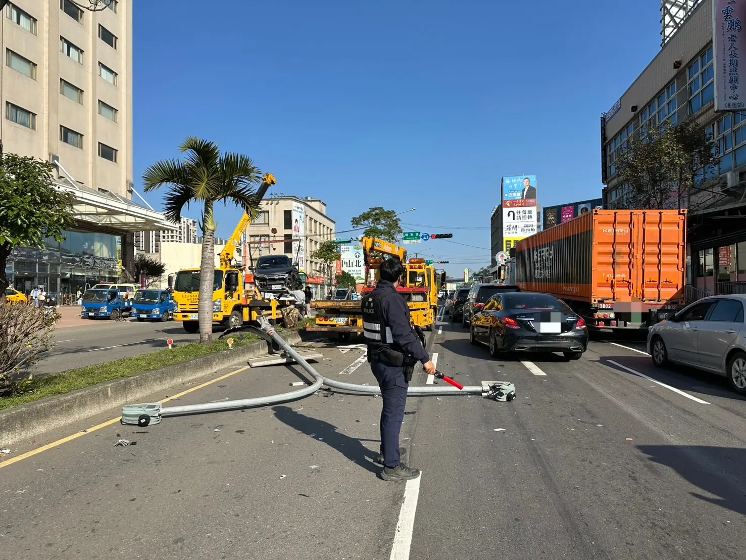 【有片】楊梅男精神不濟撞倒路燈 對向汽車慘遭砸中 【有片】楊梅男精神不濟撞倒路燈 對向汽車慘遭砸中