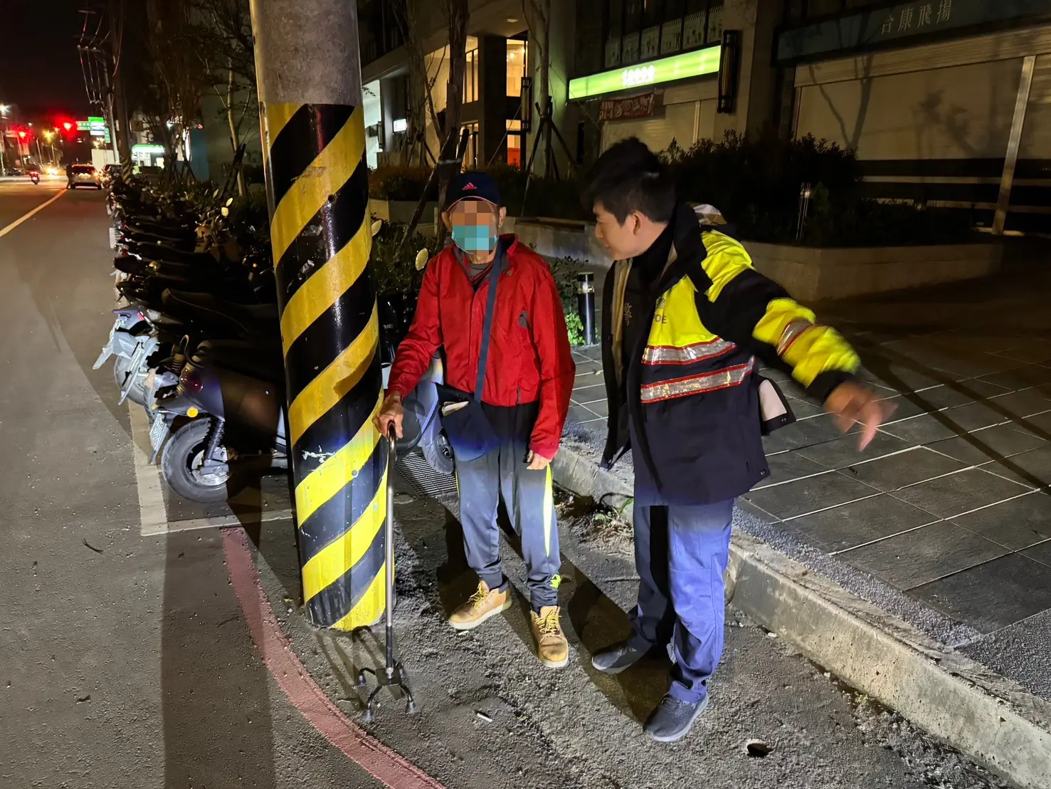 楊梅翁外出購物「無力」坐路旁 暖警及時伸援送回家 楊梅翁外出購物「無力」坐路旁 暖警及時伸援送回家