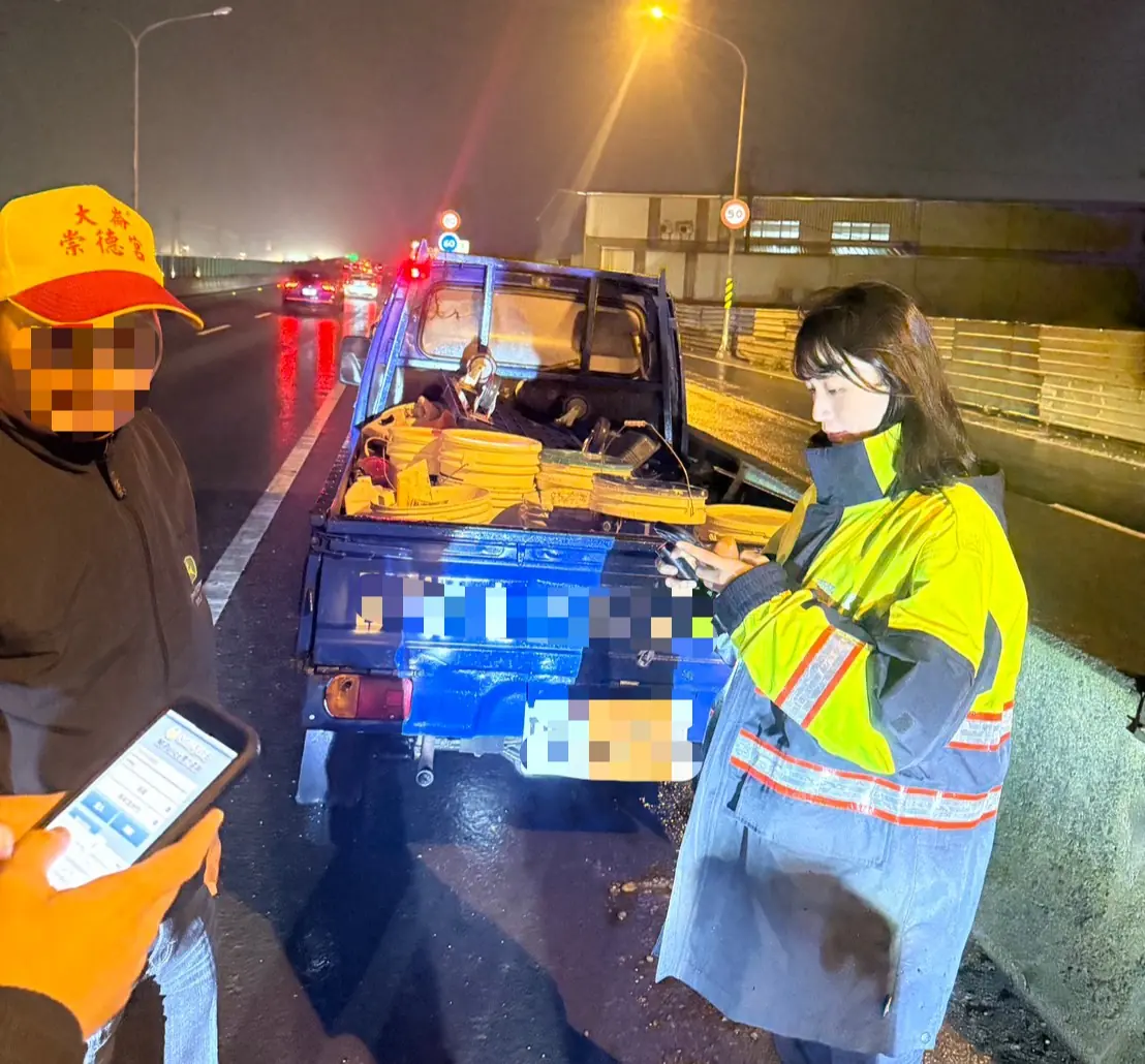 小貨車突拋錨慘困台66 楊梅警帶「這物」成功解圍 S 79167499 0