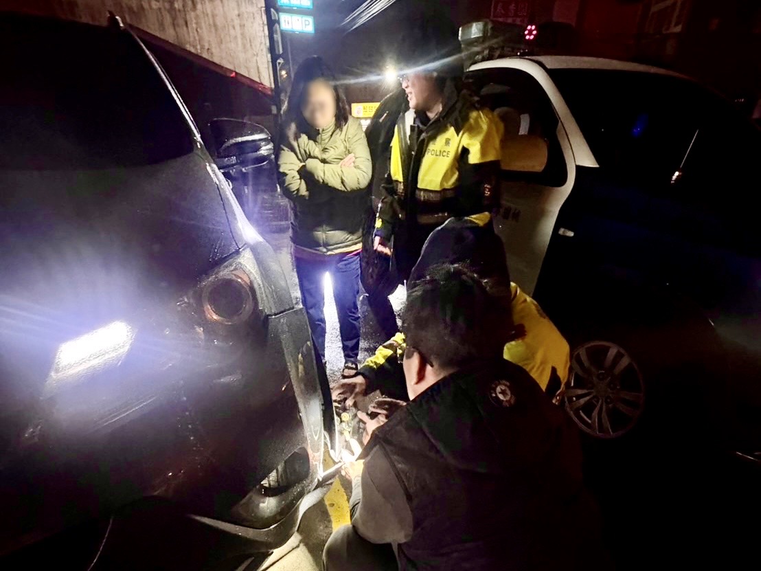 小客車國道撞掉落物受困龍潭 暖警化身「黑手」冒雨修理助返家 S 8495132
