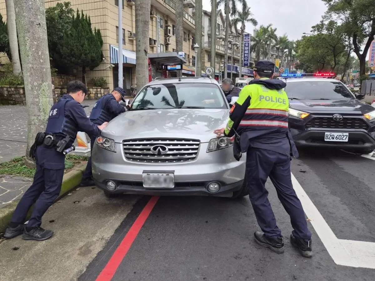 捨不得被賣?龍潭老車「剛估完價」路口熄火 警徒手推車解圍 S 9084943