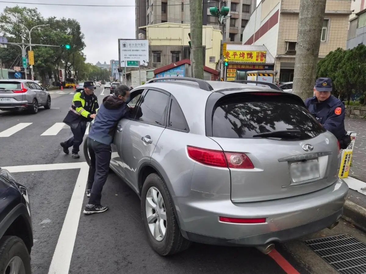 捨不得被賣?龍潭老車「剛估完價」路口熄火 警徒手推車解圍 S 9084944
