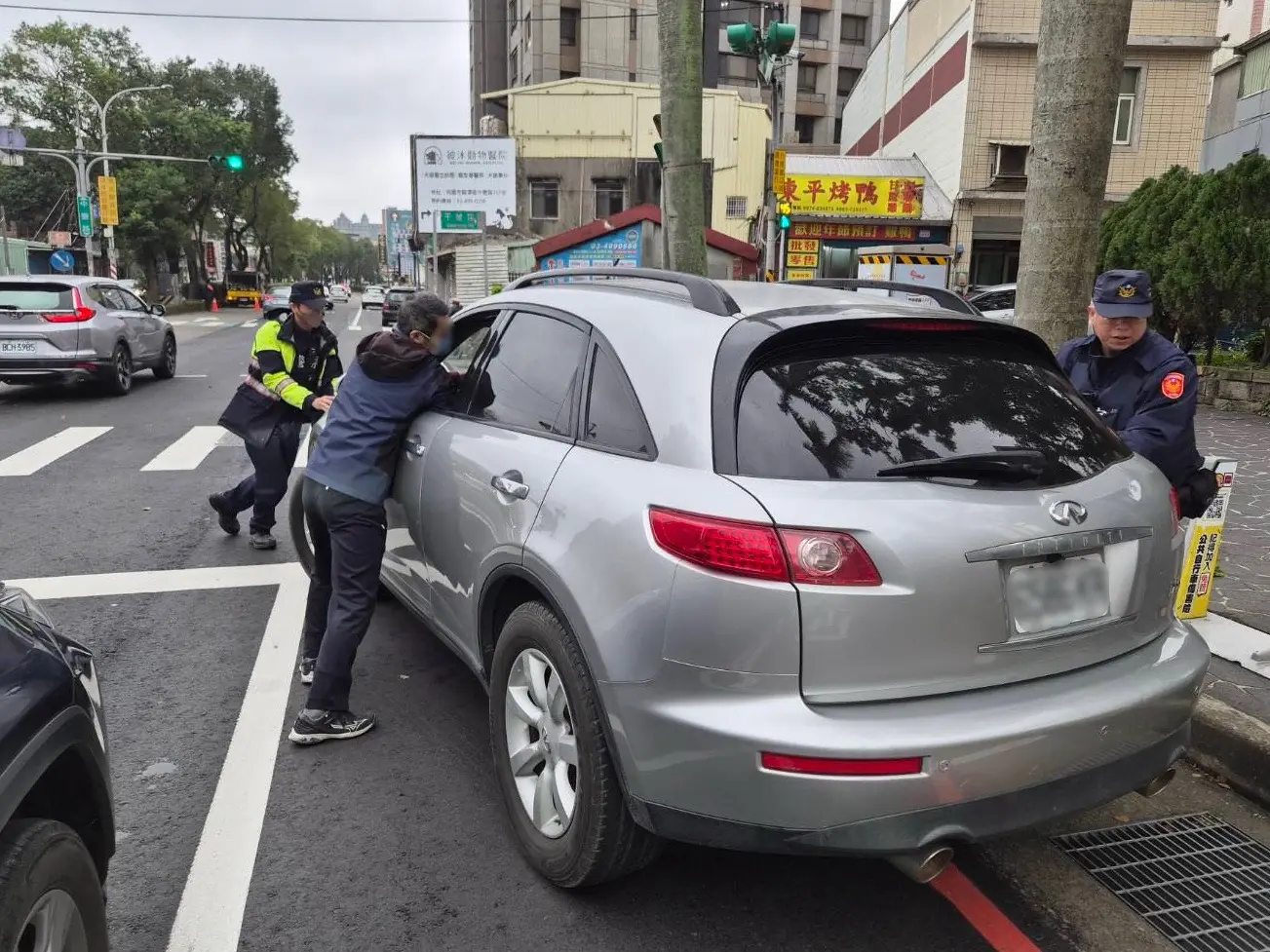 捨不得被賣?龍潭老車「剛估完價」路口熄火 警徒手推車解圍 捨不得被賣?龍潭老車「剛估完價」路口熄火 警徒手推車解圍